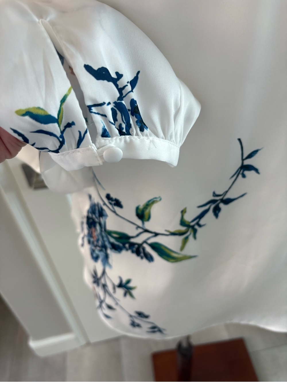 WHBM | Stunning Floral Blouse | White and Blue | Sz 10 | Excellent Condition - Picture 6 of 8